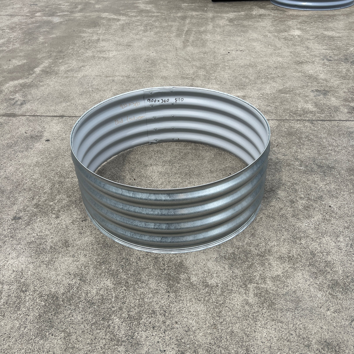 900 x 360 Round Garden Bed